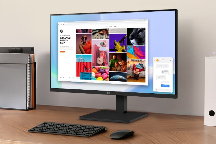 Ein Arbeitsplatz mit Monitor und Briefablage.