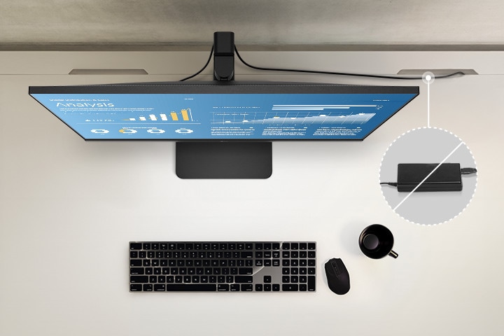 Draufsicht des Arbeitsplatzes. Dank des integrierten Netzteils ist dieser besonders übersichtlich.