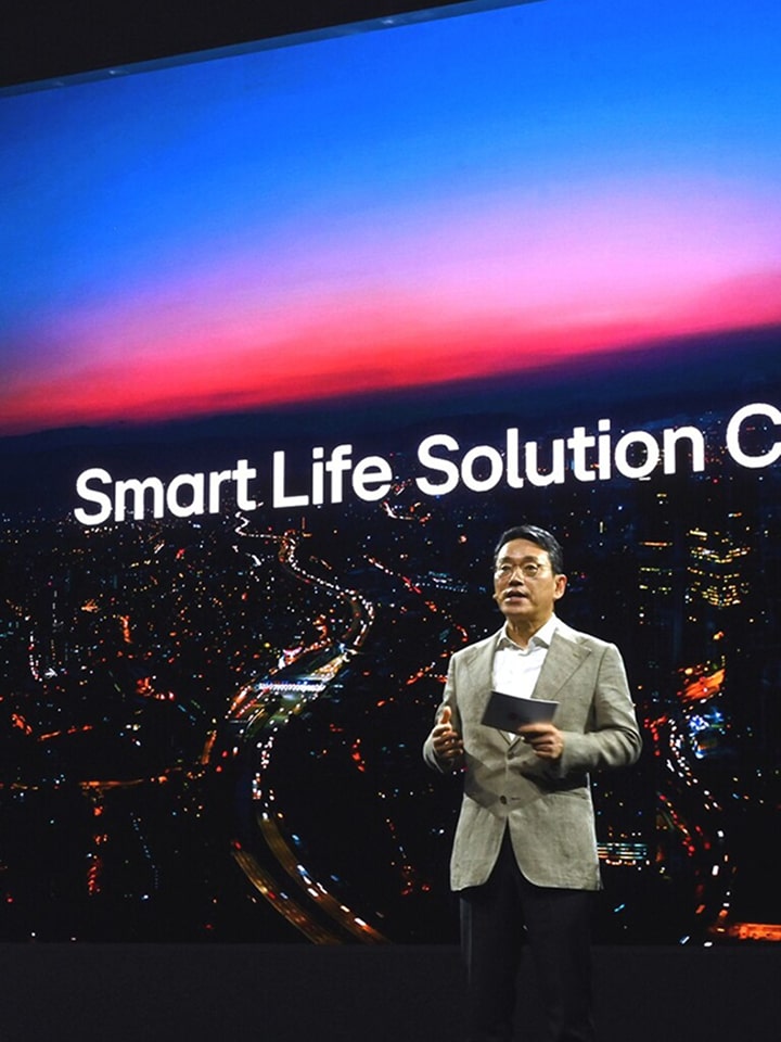LG VS Company's CEO William Cho presenting LG's grand vision to go beyond consumer electronics into the realm of smart life solutions