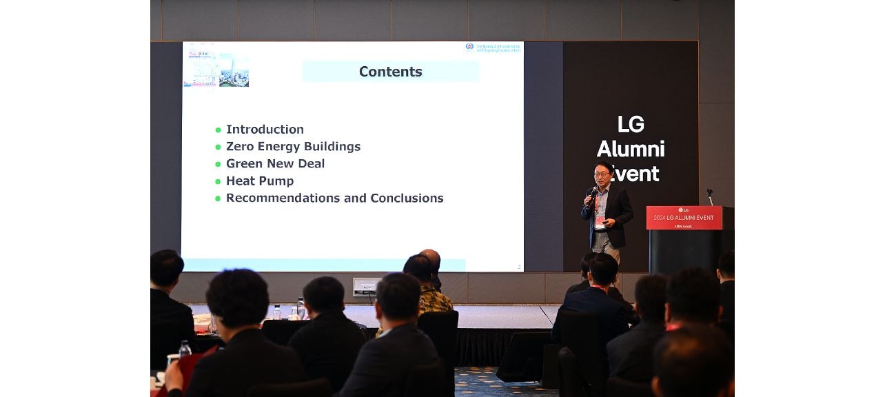 Speaker presenting a slide titled 'Contents' at the 2024 LG Alumni Event, with topics including Introduction, Zero Energy Buildings, Green New Deal, Heat Pump, and Recommendations and Conclusions.