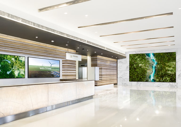 The various displays installed in the company lobby vividly showcase images.