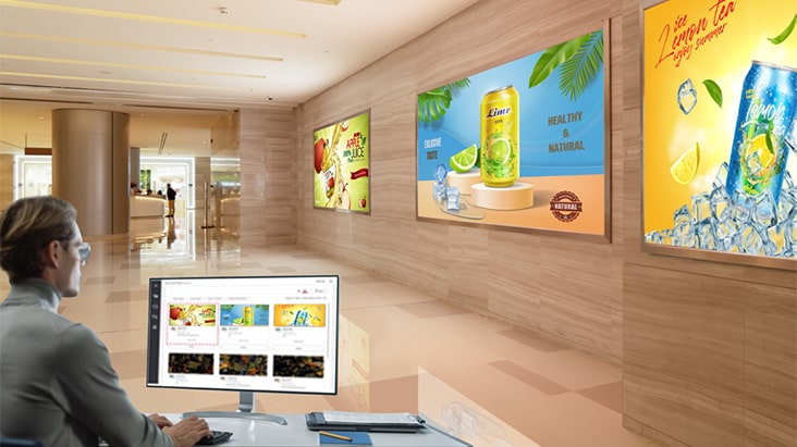 An administrator is controlling multiple signage devices collectively using a personal PC.