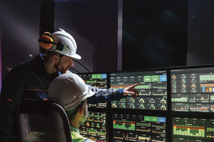 Engineer using AR/VR interface for real-time operations optimization, showcasing LG advanced process control systems.