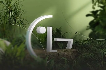 Rzeźba z białym logo LG w bujnym ogrodzie wewnętrznym z zielonymi roślinami, symbolizująca ekologiczny design i branding.