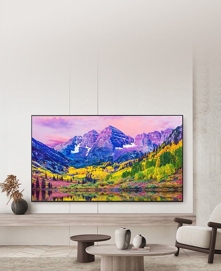 Telewizor komercyjny LG wyświetlający żywą scenę uliczną z klasycznym samochodem, zaprojektowany dla środowisk hotelowych i medycznych. Rozwiązania telewizyjne LG dla hotelarstwa i opieki zdrowotnej oferujące spersonalizowane wrażenia gościom dzięki żywej jakości obrazu.
