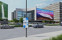 Zewnętrzny ekran LED LG na fasadzie budynku miejskiego, wyświetlający żywe krajobrazy. Rozwiązania LG w zakresie wyświetlaczy komercyjnych do efektownej reklamy miejskiej.