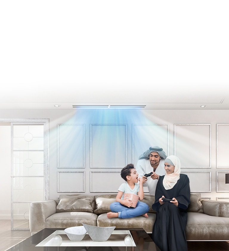 صورة لأسرة تقضي وقتًا ممتعًا في غرفة المعيشة.