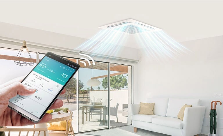 صورة لشخص يقوم بتشغيل مكيف هواء مثبت بالسقف عبر الهاتف الذكي.