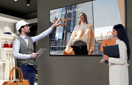 LG digital signage in a retail store displaying fashion content. LG commercial display solutions delivering vibrant visuals for impactful in-store marketing.