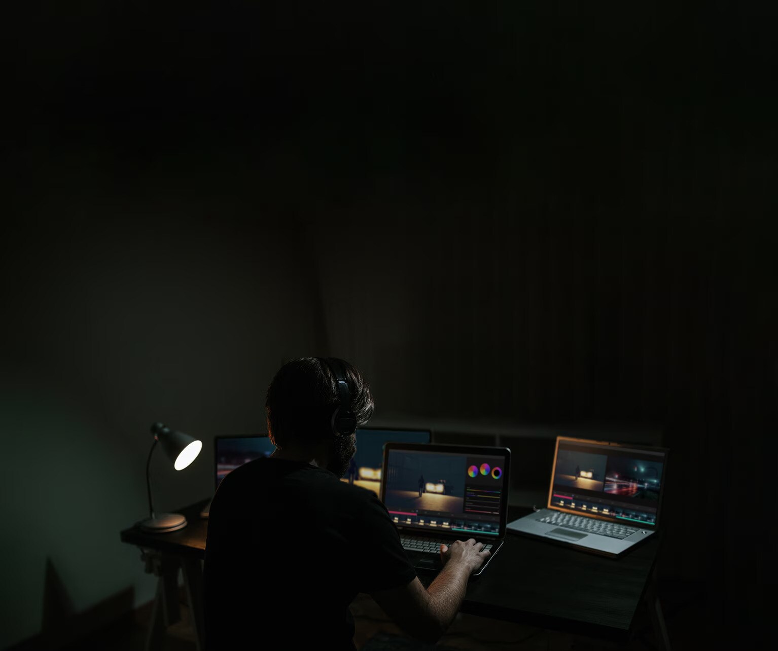 Ein Mann schneidet einen Film, während er einen Computermonitor mit Software darauf betrachtet