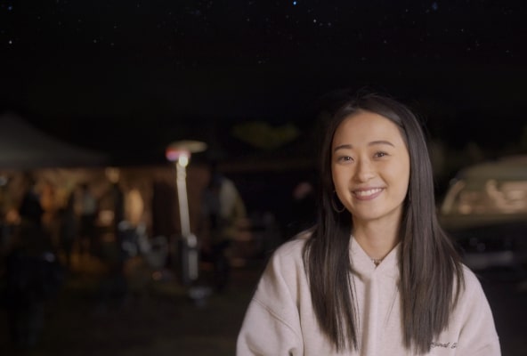 Tina Choi sorrindo abertamente durante a entrevista