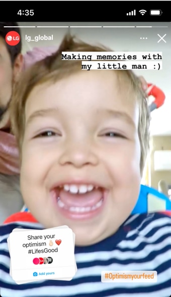 Uma criança rindo com um sorriso largo.