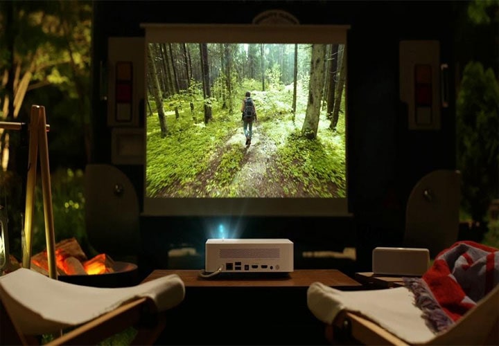 Configuração externa com um projetor LG exibindo um documentário sobre a natureza, proporcionando uma atmosfera agradável para ver filmes ao ar livre.