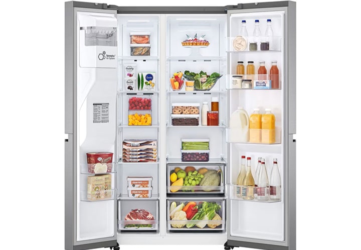 Uma geladeira side-by-side de aço inoxidável aberta e totalmente abastecida, cheia de frutas frescas, vegetais, bebidas, laticínios e produtos congelados. A porta direita contém bebidas, e a iluminação interna ilumina as prateleiras e caixas bem organizadas.