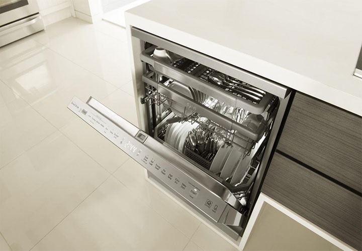 Uma elegante lava-louças em uma cozinha contemporânea, perfeitamente integrada ao balcão para uso conveniente.