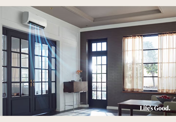 Uma sala moderna com móveis de madeira e luz natural intensa passando pelas cortinas, com um Ar-Condicionado LG branco funcionando para resfriar a temperatura.