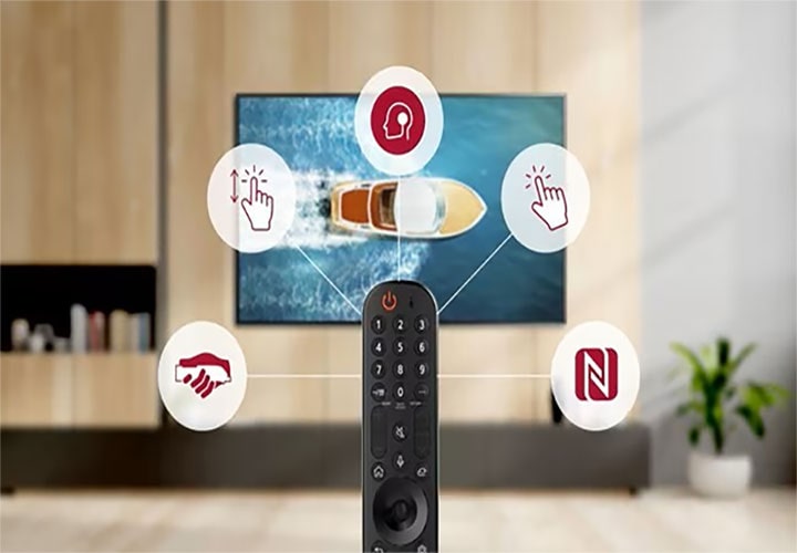 LG Magic Remote em uma sala de estar moderna com uma TV mostrando um barco. O controle remoto possui controle por gestos, reconhecimento de voz, apontar e clicar e NFC.