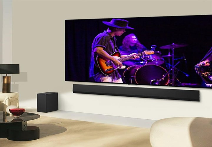 Uma TV LG OLED premium com uma soundbar poderosa, proporcionando uma experiência audiovisual realista em uma sala contemporânea.