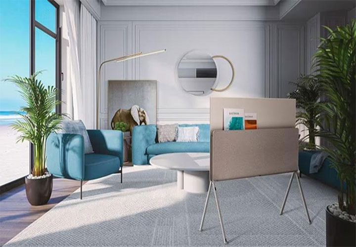 Uma sala de estar em uma casa no litoral com uma elegante TV LG OLED, oferecendo uma experiência única de visualização e opções versáteis de posicionamento.