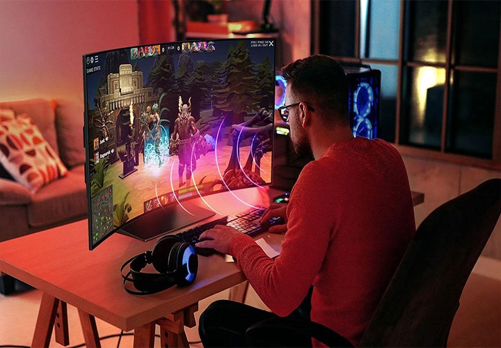 Um jovem gamer totalmente imerso em uma batalha intensa com um monitor LG curvo, demonstrando como a tela UltraWide eleva a experiência de jogo.