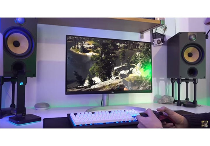 Um monitor LG de baixo custo com acessórios externos, demonstrando um desempenho fluido e imagens nítidas de jogo.