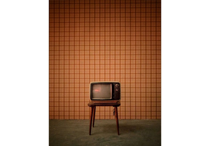 A evolução da televisão e do entretenimento, mostrando a transição de aparelhos de TV tradicionais e tangíveis para experiências de visualização virtuais e digitais.