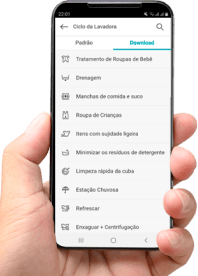 Mão segurando um ceular com aplicativo LG Thinq