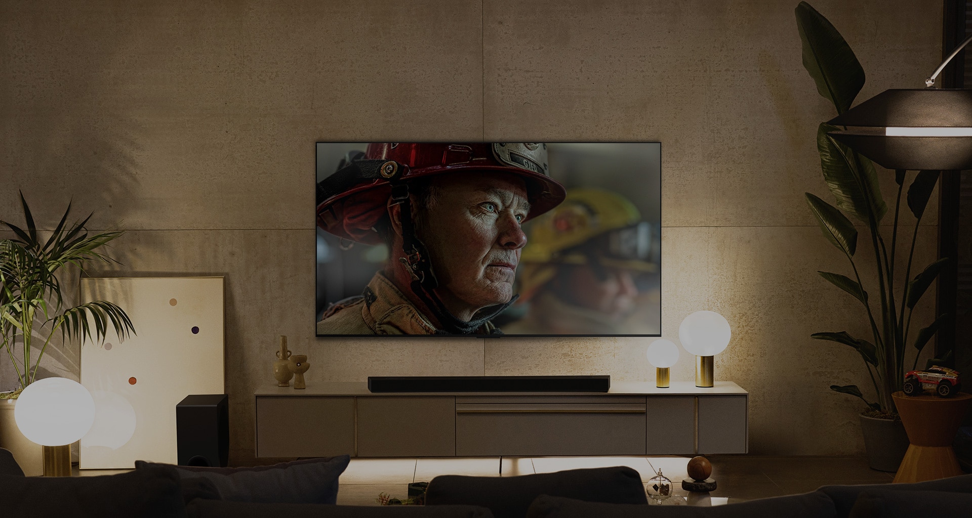Un LG OLED TV de pared está en una habitación blanca y brillante con decoración en tonos naturales. A medida que la pantalla se mueve, la escena cambia del día a la noche. with Logo Dolby Vision IQ