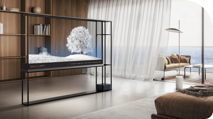 Ein LG OLED T beleuchtet die verschneite Landschaft und teilt das Wohnzimmer wie eine Trennwand, ohne den Meerblick draußen zu beeinträchtigen.