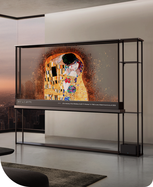 Ein minimalistisches Wohnzimmer mit einem LG OLED T, das die Kunstwerke von Gustav Klimt präsentiert und ein künstlerisches Ambiente schafft.