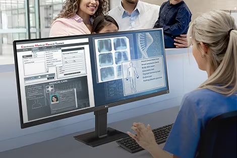 El personal médico ve la pantalla del monitor LG UltraWide.