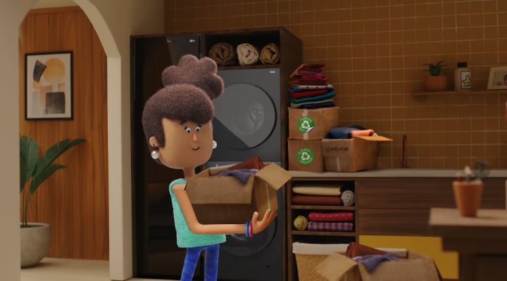 Una niña sosteniendo una caja de ropa