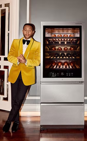 El cantante John Legend junto a una bodega LG SIGNATURE.