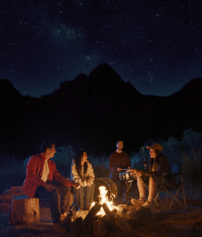 Des personnes souriantes qui s’amusent au camping, grâce au pouvoir de l’optimisme.