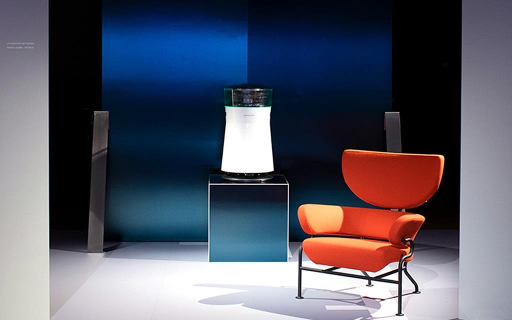 The LG SIGNATURE air purifier with Franco Albini's Tre Pezzi chair, on show at LG SIGNATURE ARTWEEK