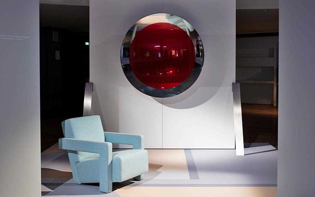 Anish Kapoor’s Without Title and Gerrit T. Rietveld’s Sessel Utrecht XL chair