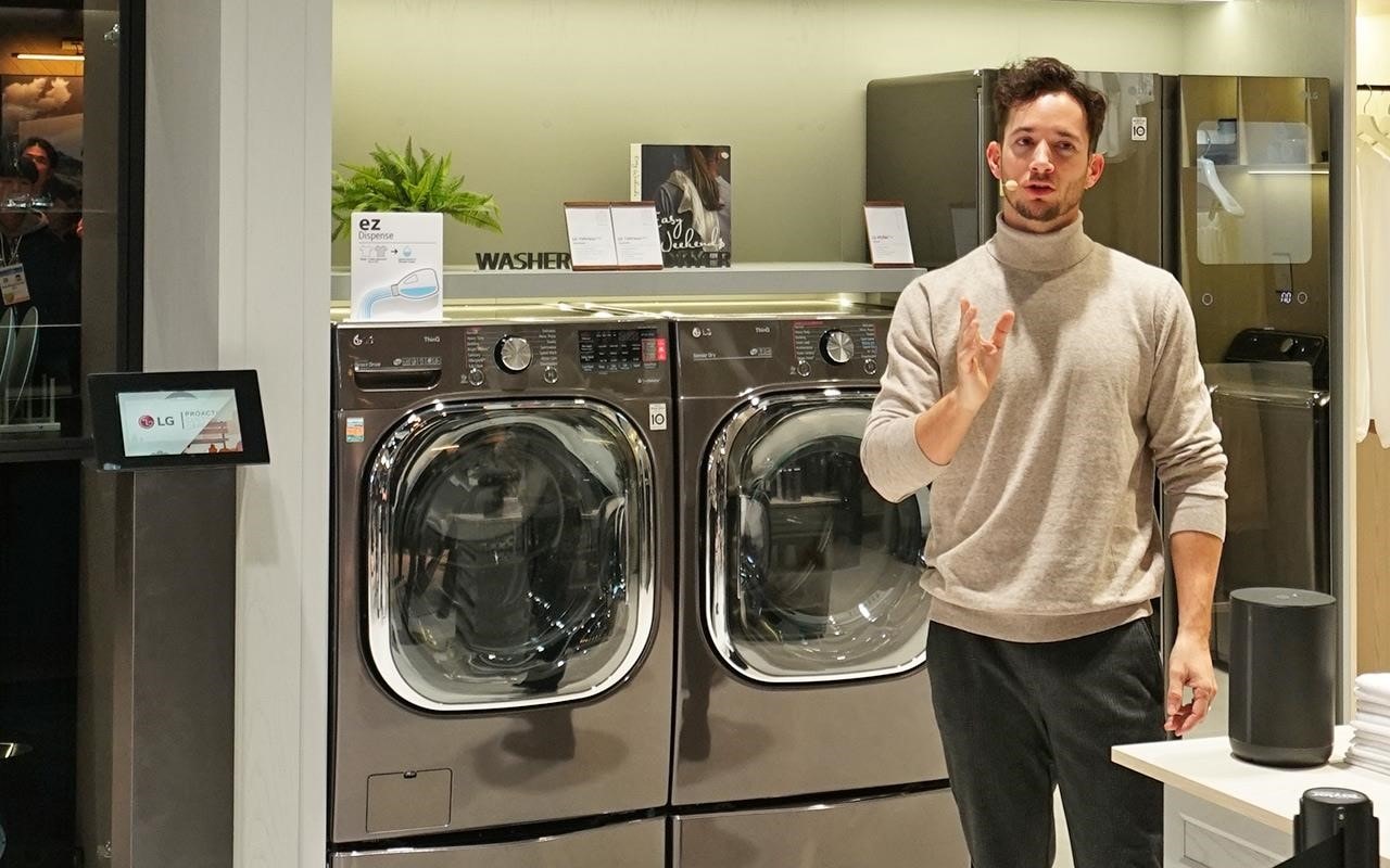 LG's flagship washing machine, with AI capabilities, was on show at CES 2020 alongside a number of home appliance products | More at LG MAGAZINE