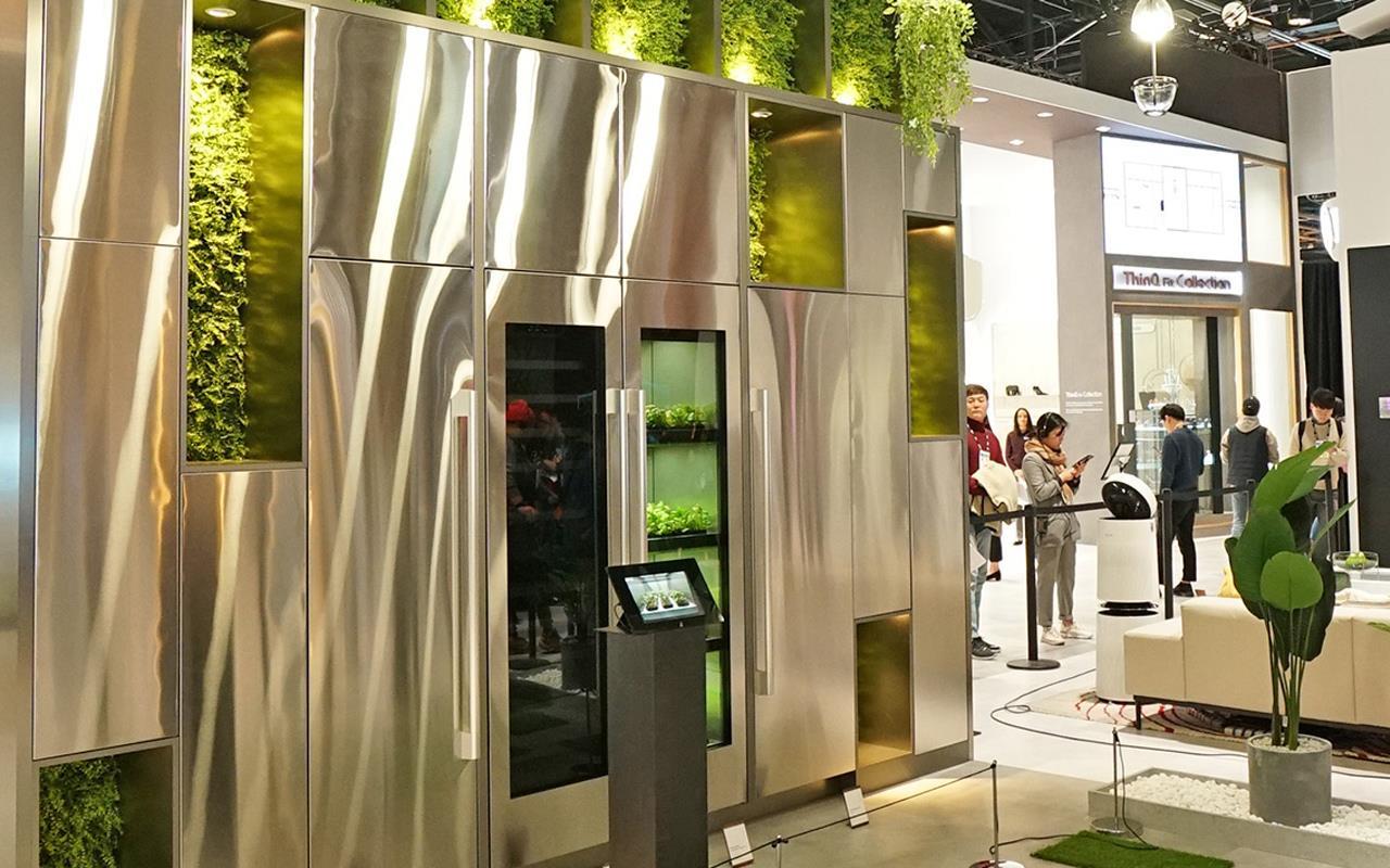 LG's smart kitchen was on hand at CES 2020 to help with all the cooking, from offering recipes to recommendations and helping with the shopping | More at LG MAGAZINE