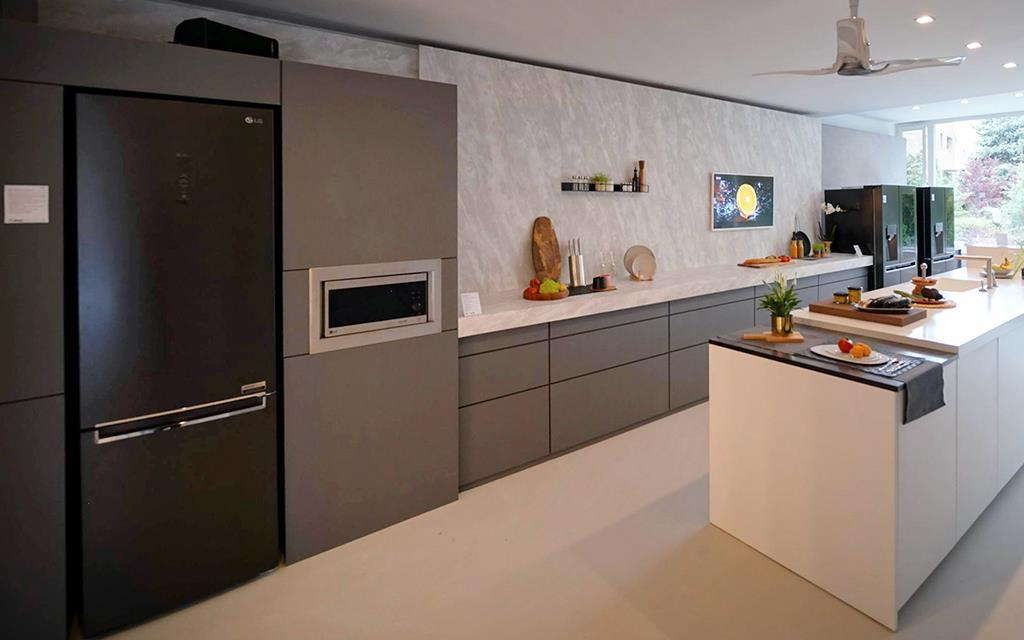 The ultimate smart kitchen, with appliances like refrigerator, washing machine and oven that make cooking a breeze | More at LG MAGAZINE