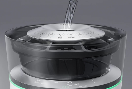 Water spills through the LG SIGNATURE air purifier entrance. 