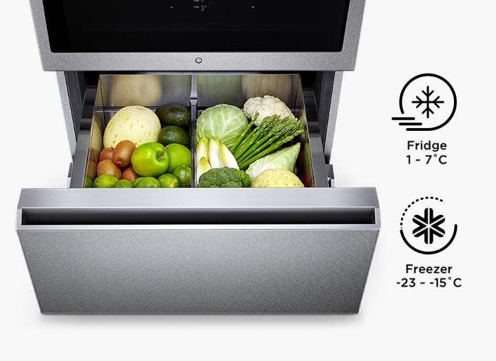 Vegetables and fruits are stored in the drawer of LG SIGNATURE Bottom Freezer.