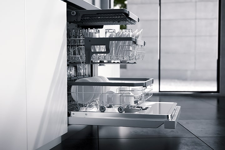 Side view of each shelves inside of LG SIGNATURE Dishwasher boasting its easy to rack system