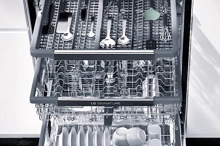 Image of shelves inside of LG SIGNATURE Dishwasher that are easy to adjust its height.