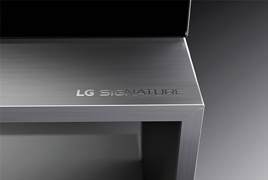 Close-up image of the top right corner of the LG SIGNATURE OLED 8K base with the LG SIGNAUTRE logo engraved on it.