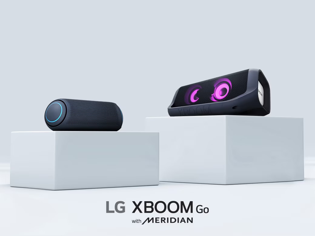 LG XBOOM Go PL7 y PN7 están colocados viéndose uno hacia el otro cada uno sobre una caja blanca.