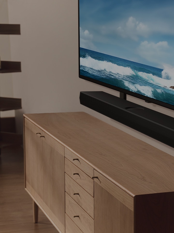 Ett stämningsfullt vardagsrum med en LG TV på väggen.