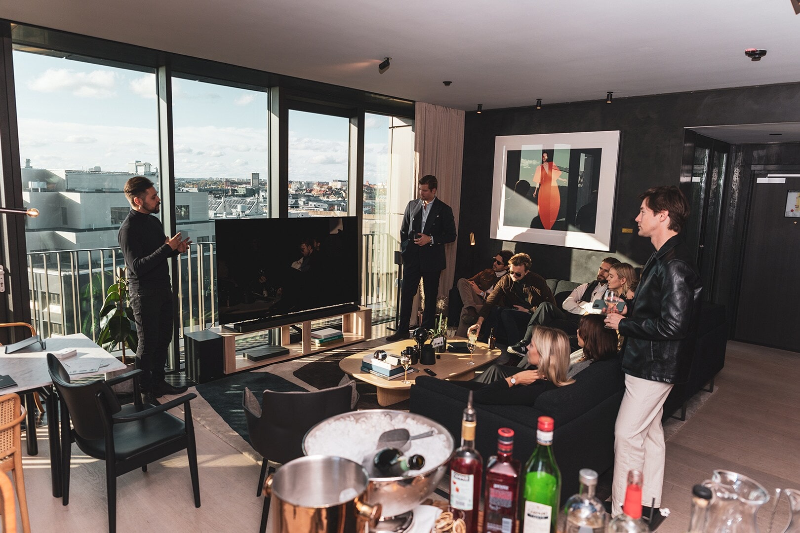 LG berättar om sin enastående 8K OLED TV för gästerna.
