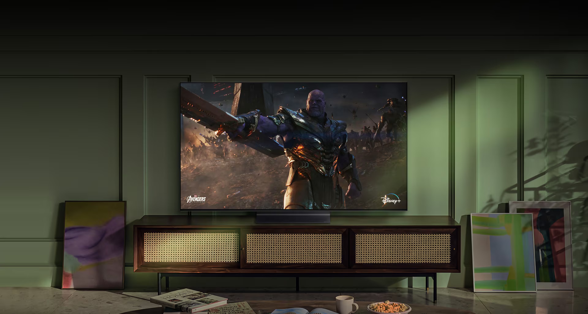 En stor väggmonterad LG OLED-TV visar en scen ur en actionfilm
