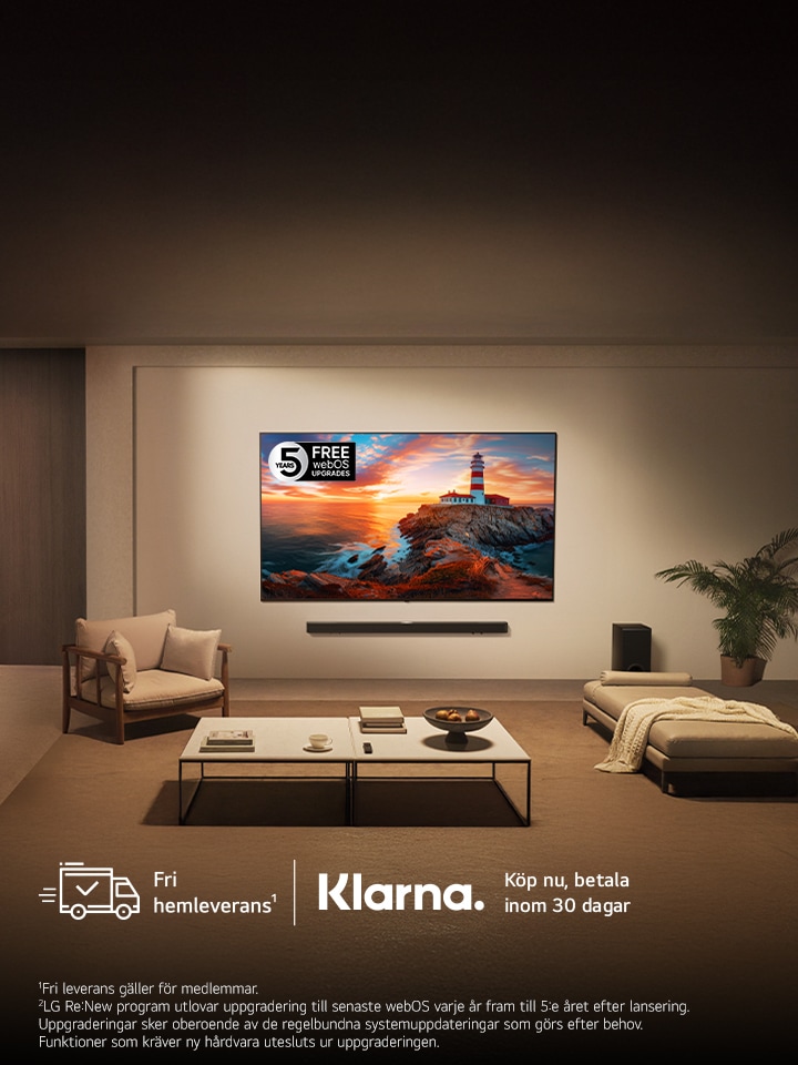 Ett modernt vardagsrum med en LG-TV monterad på väggen som visar ett färgstarkt landskap. Rummet innehåller en beige fåtölj, ett vitt soffbord, en golvkudde och varm stämningsbelysning. Texten på bilden marknadsför Klarna som betalningsalternativ och nämner "Ingen ränta. Betala i 3 med Klarna."