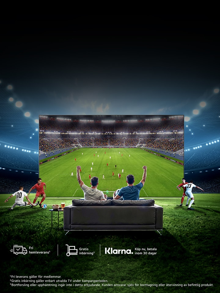 Bred reklambanner för en LG TV. Bilden visar en dramatisk fotbollsarena på kvällen med starka strålkastare och fullsatta läktare. I förgrunden sitter två personer i en soffa framför en stor TV-skärm och firar med armarna i luften medan de tittar på en fotbollsmatch. Fotbollsspelare syns både på planen och runt TV:n, vilket skapar en känsla av att matchen kommer ut ur skärmen och in i vardagsrummet. Till vänster finns svensk kampanjtext och ikoner för fri hemleverans, gratis inbärning och betalning via Klarna inom 30 dagar. Längst ner till höger syns LGs slogan “Life’s Good.”